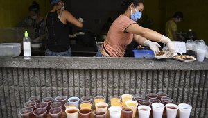 Diariamente están repartiendo unos 600 almuerzos para los más pobres AFP