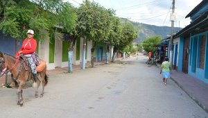 Son más de mil los campesinos que están clamando que se reabra el paso para ir a abastecerse. Archivo/La Opinión