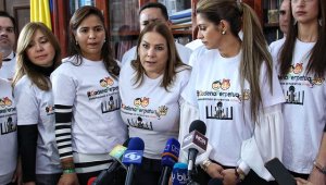 Momento en que se radicó el proyecto de ley que le daría cadena perpetua a los violadores y asesinos de niños y niñas. Colprensa