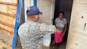 Entrega de mercados y productos de primera necesidad por parte de la Armada en Atlántico.
 Colprensa