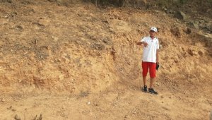 Freddy Escalante Durán (en la foto), vicepresidente de la JAC, manifestó que hace 35 años plantaron allí cactus para combatir la erosión, ahora los invasores lo están tumbado. Cortesía