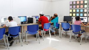 En total son cinco talleres formativos que ofrece la plataforma. Archivo / La Opinión