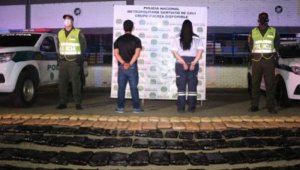 De acuerdo al ente investigador, la pareja fue detenida un retén de la Policía conduciendo una ambulancia en
la vía Jamundí – Cali. Colprensa