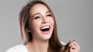 Antes de cortarse el pelo en casa siga las indicaciones de los profesionales. Que sean pocos centímetros es mejor. Colprensa.