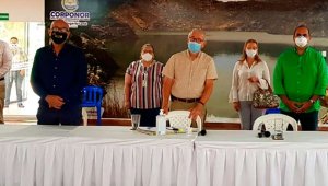 El director de Corponor, Gregoria Angarita (primero de derecha a izquierda), presidió ayer la mesa de trabajo para debatir el problema del agua. Cortesía/La Opinión