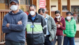 Las condiciones ambientales podrían en determinado momento influir en el contagio de la COVID-19, dicen expertos. Archivo La Opinión