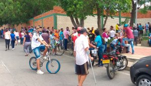 Alrededor del colegio Integrado Juan Atalaya se presenciaron largas filas sin guardar las distancias de bioseguridad. Mario Caicedo