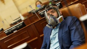 Así asisten a la plenaria semipresencial de la Cámara los representantes. Colprensa