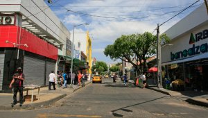 La medida ya está en vigencia pero aun se siguen viendo vehículos circulando en las zonas restringidas.  Mario Caicedo