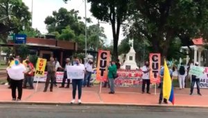 Cerca de 70 personas estuvieron presentes en el plantón liderado por la Central Unitaria de Trabajadores. Cortesía