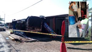 El camión terminó en el restaurante arrasando todo a su paso. Cortesía
