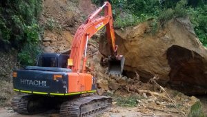 Un derrumbe se registró en el kilómetro 114+0759, sector de Las Canoas o Paso del Burro, este lunes festivo. Cortesía