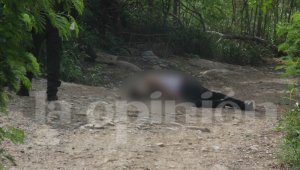 El hombre, quien no portaba documentos estaba vestido con franelilla blanca, bluyín, tenis negros y llevaba un reloj con correa blanca. La Opinión