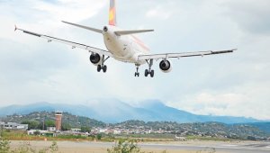 Las aerolíneas no tendrán que dejar la silla de la mitad vacía, pues los aviones cuentan con filtros de aire que lo renuevan cada tres minutos. Archivo / La Opinión