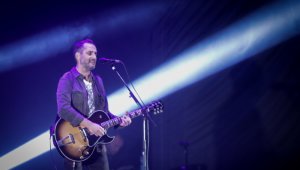 El virus nos empujó hacia un mundo de limitada belleza: los rostros cubiertos en la calle y las 'cabezas parlantes' en la pantalla cuadriculada, según Drexler. Colprensa