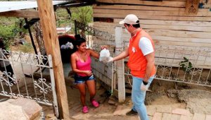 La entrega de las ayudas alimentarias se hace con el apoyo de la policía metropolitana. Cortesía