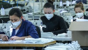 En la fabrica de confecciones de la Policia Nacional se realiza la producción de elementos de bioseguridad para la protección de sus uniformados. Colprensa