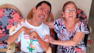 Alexander pasa sus días en una silla de PVC pues es a la única que por ahora han tenido acceso y en la que se ha podido sentir cómodo. Él y su abuela están a la espera de una silla de ruedas junior. Cortesía para La Opinión