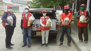 Hasta el barrio Aeropuerto llegaron las donaciones de alimentos básicos de la canasta familiar. Alfredo Estévez