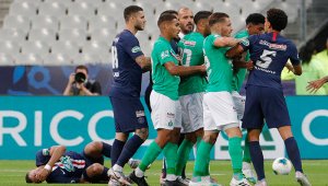 Loic Perrin, el jugador que se retiró del fútbol con una terrible patada a Mbappé. AFP