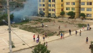 En la urbanización Los Cormoranes no respetan la autoridad de la Policía en esta pandemia. El fin de semana, durante una brigada para supervisar el cumplimiento del toque de queda, los agentes fueron recibidos con insultos  por algunos vecinos. Alfredo Estévez