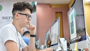 La formación se  hará de manera virtual y busca que los desempleados se capaciten mientras están en casa. Archivo / La Opinión