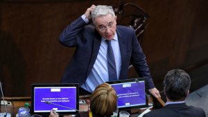 El expresidente y senador, Álvaro Uribe Vélez, tiene un proceso en su contra en la Corte Suprema por fraude procesal y soborno. Archivo