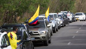 En horas de la tarde, sobre la bomba de pinar del río, simpatizantes del expresidente Álvaro Uribe manifestaron su rechazo frente a la decisión de la Corte Suprema de Justicia tras ordenar la detención domiciliaria del actual Senador. Alfredo Estévez