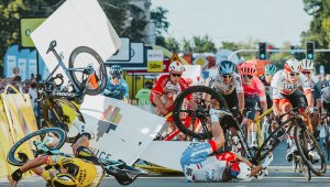Fabio Jakobsen, vigente campeón de Holanda, vio cerrado el paso por su compatriota Dylan Groenewegen (Jumbo-Visma) en un esprint a plena velocidad, e impactó contra las barreras de protección. AFP