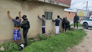 La Policía con sus modalidades hacen control a las medidas de la emergencia sanitaria en Pamplona. Cortesía
