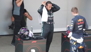 Mercedes, con Lewis Hamilton por delante de Valtteri Bottas, deberá aguantar el domingo en la carrera la presión del holandés de Red Bull Max Verstappen, tercero en la parrilla. AFP