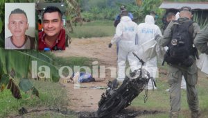 El cadáver de Auden Gélvez Mandón (izquierda) quedó cerca de la moto que fue quemada por los asesinos. El doble crimen ocurrió en la vereda El Dave, de Puerto Santander. Cristian Herrera