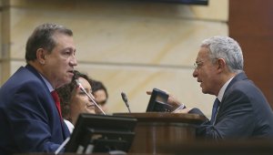 La mayoría de los senadores del Centro Democrático al votar pedían que Uribe se pudiera defender en libertad. Archivo / La Opinión