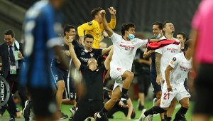 A puerta cerrada, Sevilla se coronó campeón en Colonia, Alemania. AFP
