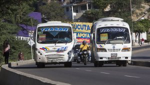 El transporte público colectivo está en el ojo del Huracán por la violación de normas que ponen en riesgo la salud y la vida de los pasajeros. Archivo / La Opinión