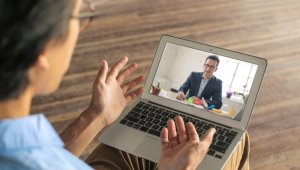 Hay situaciones que se pueden dar en la carrera profesional, ya sea en la propia oficina, en un evento de networking o en un encuentro casual e imprevisto, que pueden dejarnos fuera de juego. Freepik.es