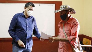 El alcalde de Ocaña, Samir Casadiego, es el encargado de entregar las resoluciones de la asignación de recursos para la construcción de vivienda en la zona rural. Cortesía