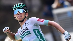 El ganador de la etapa, el piloto del Team Bora, el alemán Lennard Kamna, celebra al cruzar la línea de meta de la 16a etapa. AFP