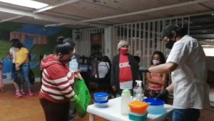 Unas 130 personas se benefician con los alimentos en Cristo Rey. Cortesia