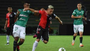 El delantero del Cúcuta Michell Ramos lucha una pelota con el lateral verdiblanco Darwin Andrade. Dimayor