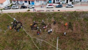 La primera actividad se llevó a cabo el pasado fin de semana, mediante la recuperación natural del emblemático letrero en gramilla, ubicado en el barrio Centro de Gramalote. Fondo Adaptación