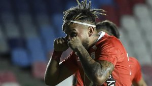 El America de Cali Duvan Vergara de Colombia celebra después de anotar contra la Universidad Católica de Chile. AFP