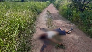 El cadáver quedó tendido en la mitad de la trocha, hasta donde llegaron las autoridades a trasladarlo a Medicina Legal. La Opinión