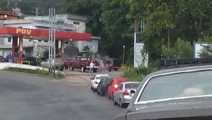 Largas filas para tanquear en Venezuela. Cortesía