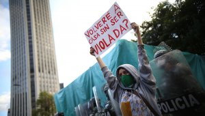 Las mujeres siguen expuestas, tanto a la violencia intrafamiliar, como la callejera. Colprensa