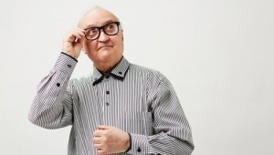 Cuando una persona llega a la tercera edad se tiende a normalizar ciertos síntomas de envejecimiento como la pérdida de la visión. Pixabay reference