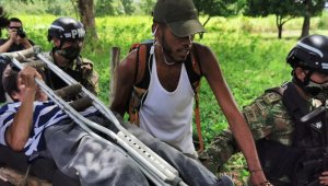 A través de las trochas, son muchos quienes buscan llegar a Norte de Santander en busca de medicinas, alimentos y otros insumos de primera necesidad. Es persona en muletas era auxiliada por otros al pasar la trocha, Al llegar a territorio colombiano fue ayuda por los uniformados. Ejército