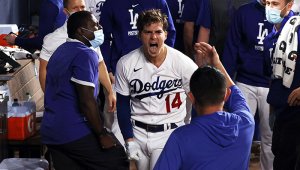 Enrique Hernandez # 14 de los Dodgers de Los Ángeles mientras celebra con sus compañeros de equipo después de conectar un jonrón. AFP