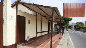 Las balas quedaron marcadas en el portón de la casa. Juan Pablo Cohen / La Opinión