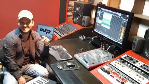 Osquitar Alvarado, como lo conocen en el medio artístico, se encuentra viviendo en Bogotá desde hace 12 años. Nació en Cúcuta el 18 de agosto de 1979. Es hijo de Manuel Alvarado junior y Catalina Moneta. Es el productor musical, pianista y arreglista de la Orquesta la Billos Caracas Boy’s de la familia Frómeta. Cortesía